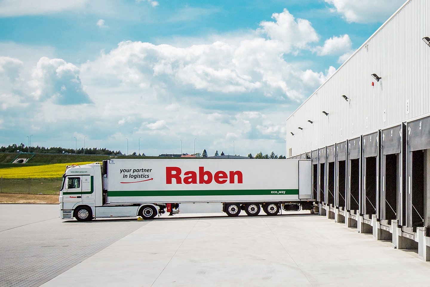 csm_Raben_long_truck_eco2way_old_branding_at_warehouse-min_21a20a5453.jpg