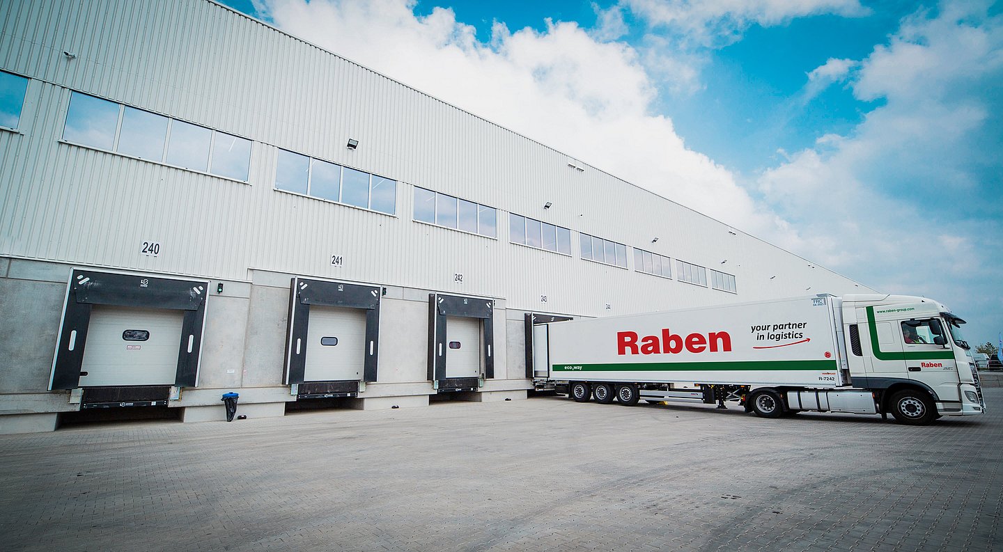 csm_Raben_long_truck_eco2way_old_branding_at_warehouse_1-min_d3d02507d2.jpg